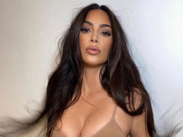 Kim Kardashian khác như thế nào khi không trang điểm - 7 Kim Kardashian khác như thế nào khi không trang điểm - 7