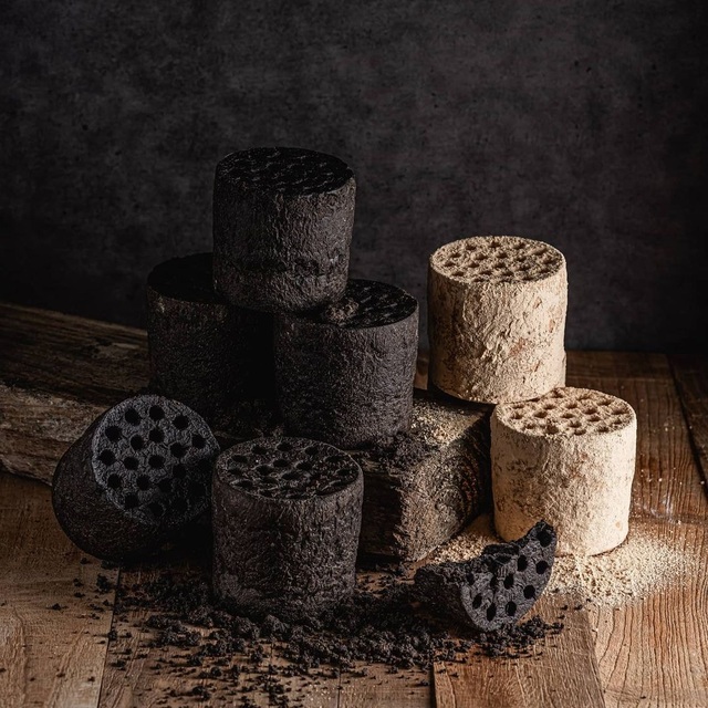 Honeycomb charcoal bread, guests compete to enjoy in Saigon - 1