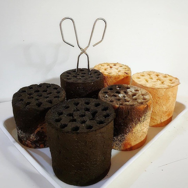 Honeycomb charcoal bread, guests compete to enjoy in Saigon - 2