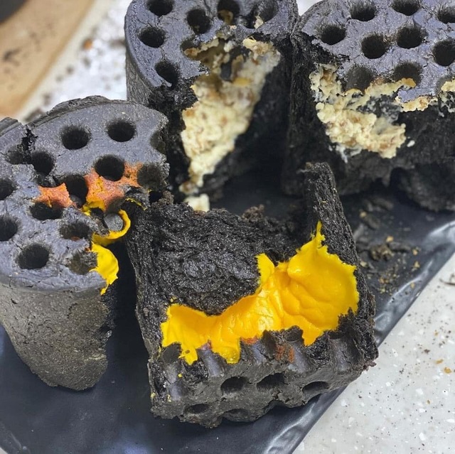 Honeycomb charcoal bread, guests compete to enjoy in Saigon - 4