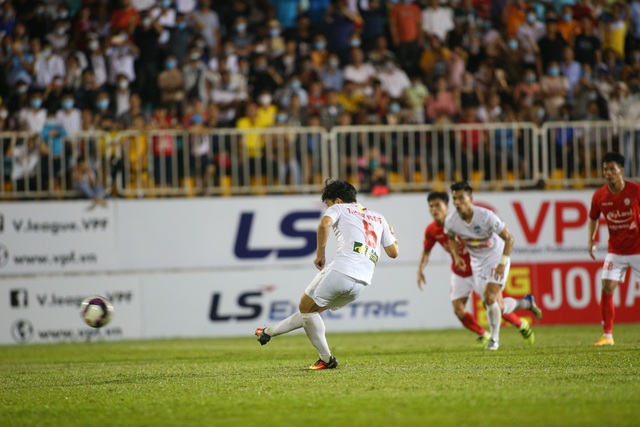 HA Gia Lai 3-0 TPHCM: Lee Nguyễn mờ nhạt, Công Phượng tiếp tục rực rỡ - 4