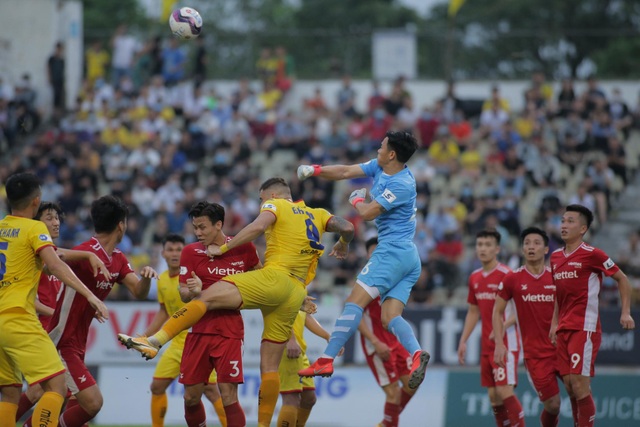 Phan Văn Đức bị phong tỏa, SL Nghệ An bại trận trước CLB Viettel - 2