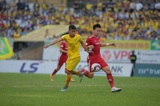 Phan Văn Đức bị phong tỏa, SL Nghệ An bại trận trước CLB Viettel - 1