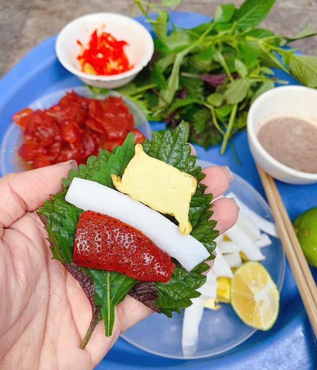 Uniquely, the jellyfish dish is cooled down, it is considered the Vietnamese version of sashimi - 4