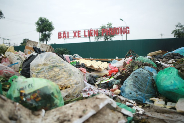 Dân lo lắng bệnh tật vì sống gần điểm trung chuyển rác - 2 Dân lo lắng bệnh tật vì sống gần điểm trung chuyển rác - 2