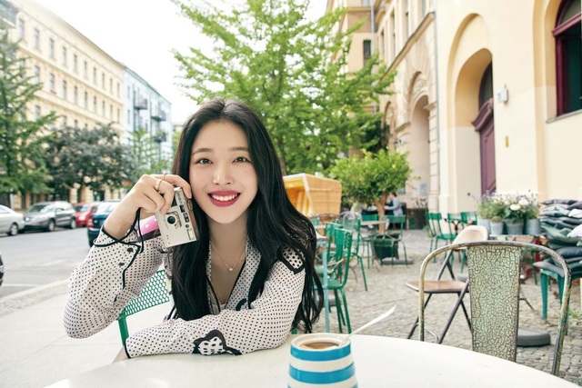 Nghẹn ngào ngắm nụ cười xinh đẹp của Sulli trong bộ ảnh cuối đời - 1 Nghẹn ngào ngắm nụ cười xinh đẹp của Sulli trong bộ ảnh cuối đời - 1