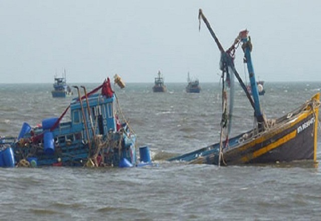Ngư dân Quảng Bình bất ngờ mất tích trên biển - 1 Ngư dân Quảng Bình bất ngờ mất tích trên biển - 1