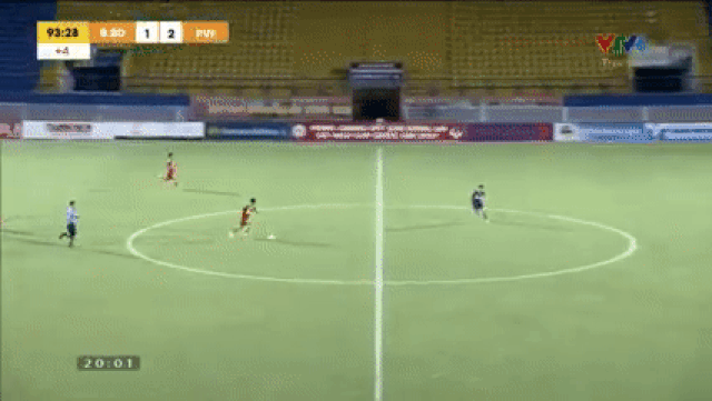 Cầu thủ trẻ Việt Nam gây sốt với siêu phẩm từ giữa sân - 1