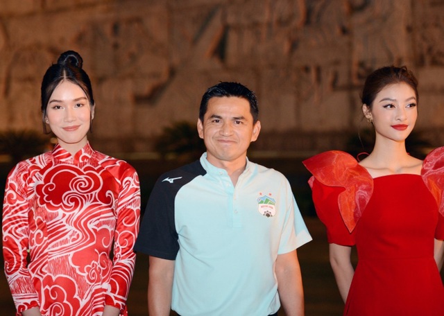Hoa hậu Đỗ Thị Hà xinh đẹp rạng rỡ bên cầu thủ Xuân Trường, Văn Toàn - 2 Hoa hậu Đỗ Thị Hà xinh đẹp rạng rỡ bên cầu thủ Xuân Trường, Văn Toàn - 2