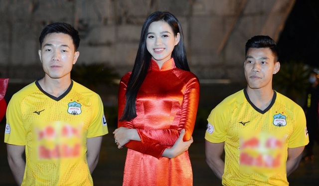 Hoa hậu Đỗ Thị Hà xinh đẹp rạng rỡ bên cầu thủ Xuân Trường, Văn Toàn - 3 Hoa hậu Đỗ Thị Hà xinh đẹp rạng rỡ bên cầu thủ Xuân Trường, Văn Toàn - 3