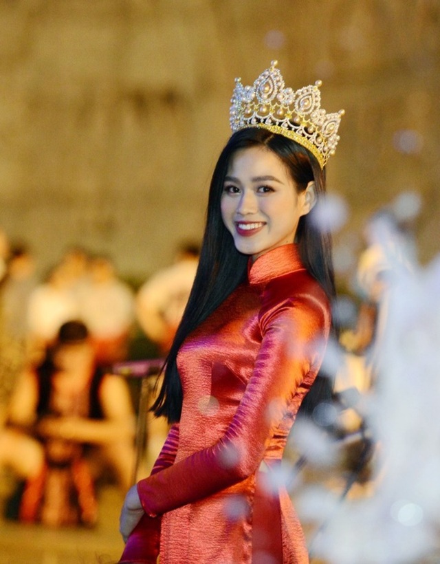 Hoa hậu Đỗ Thị Hà xinh đẹp rạng rỡ bên cầu thủ Xuân Trường, Văn Toàn - 6 Hoa hậu Đỗ Thị Hà xinh đẹp rạng rỡ bên cầu thủ Xuân Trường, Văn Toàn - 6