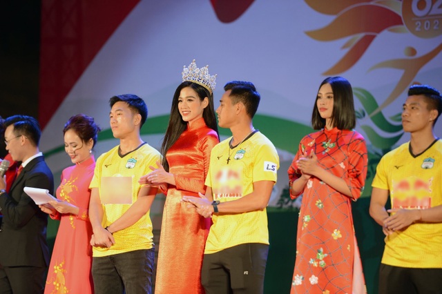 Hoa hậu Đỗ Thị Hà xinh đẹp rạng rỡ bên cầu thủ Xuân Trường, Văn Toàn - 1 Hoa hậu Đỗ Thị Hà xinh đẹp rạng rỡ bên cầu thủ Xuân Trường, Văn Toàn - 1