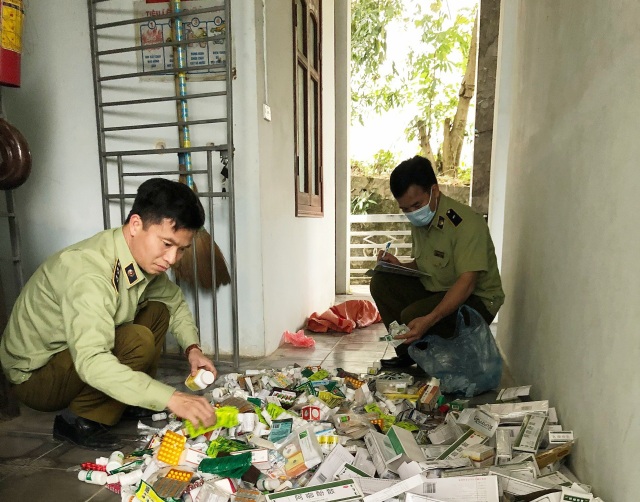 Lào Cai: Thu giữ 40kg thuốc Tây không rõ nguồn gốc bán ở chợ phiên - 2 Lào Cai: Thu giữ 40kg thuốc Tây không rõ nguồn gốc bán ở chợ phiên - 2