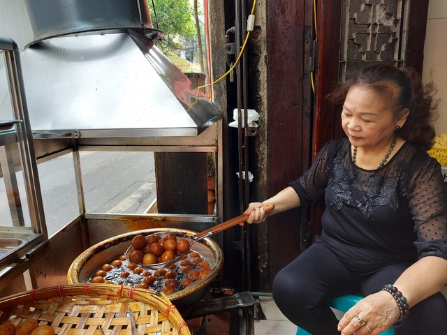 Quán bánh rán 3 thập kỷ ở Hà Nội, thu về 20 triệu mỗi ngày  - 1