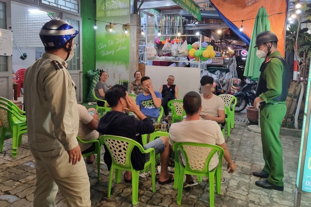 Đà Nẵng: Mở nhạc, hát karaoke gây ồn ào bị phạt đến 1 triệu đồng - 1 Đà Nẵng: Mở nhạc, hát karaoke gây ồn ào bị phạt đến 1 triệu đồng - 1