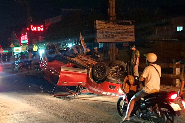 Ô tô lộn nhiều vòng trên cầu, văng trúng một phụ nữ đi xe máy - 3 Ô tô lộn nhiều vòng trên cầu, văng trúng một phụ nữ đi xe máy - 3