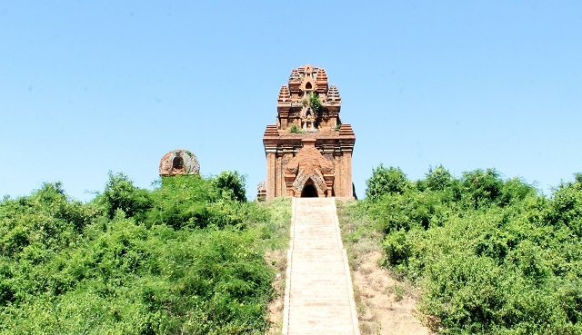 Unique thousand-year-old Cham towers cluster in Binh Dinh attracts visitors to check-in - 3