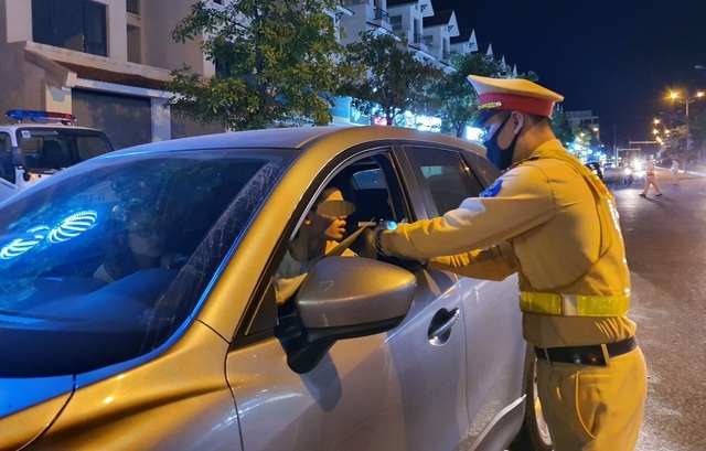 Hai tuần đo nồng độ cồn, hơn 100 tài xế nộp phạt gần nửa tỷ đồng - 1 Hai tuần đo nồng độ cồn, hơn 100 tài xế nộp phạt gần nửa tỷ đồng - 1