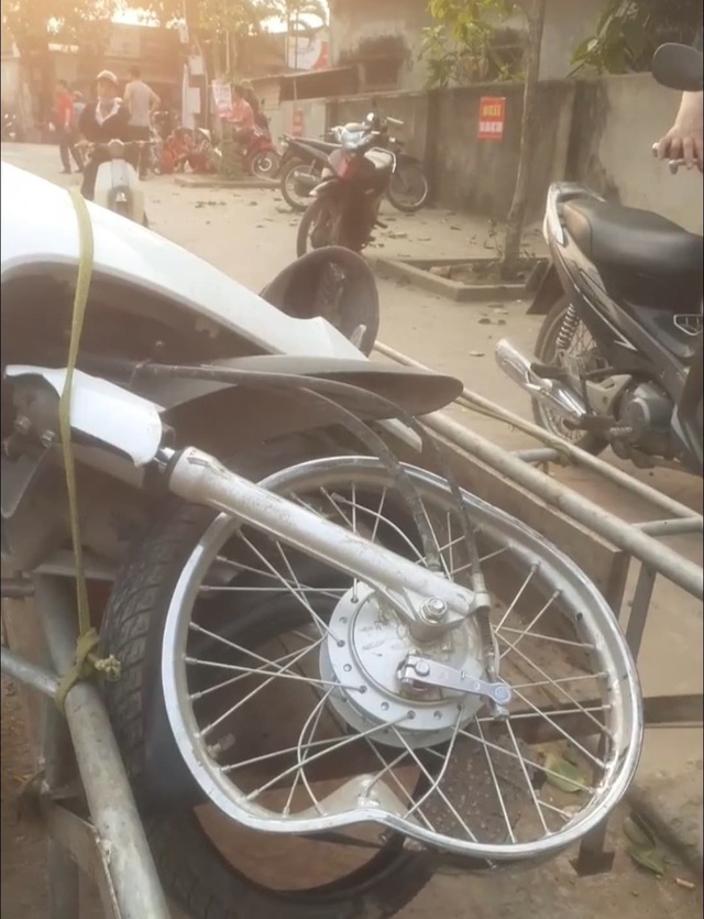 Cây đa hơn 300 tuổi gãy cành, 4 học sinh nhập viện - 5 Cây đa hơn 300 tuổi gãy cành, 4 học sinh nhập viện - 5