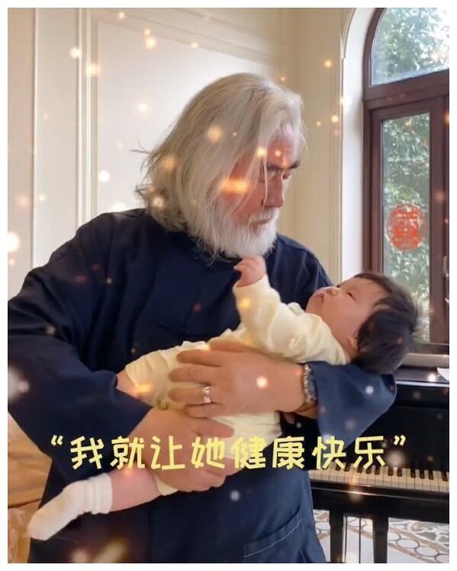 Tuổi thất thập, đạo diễn Trương Kỷ Trung vui thú ở nhà... bế con - 2 Tuổi thất thập, đạo diễn Trương Kỷ Trung vui thú ở nhà... bế con - 2