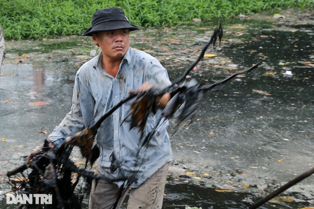 Ông lão điên hơn 3 năm đi vớt rác giữa dòng kênh đen - 4