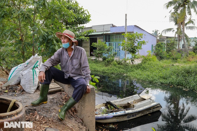 Ông lão điên hơn 3 năm đi vớt rác giữa dòng kênh đen - 13