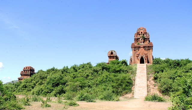 Unique thousand-year-old Cham towers cluster in Binh Dinh attracts visitors to check-in - 1