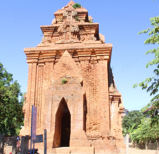 Unique thousand-year-old Cham towers cluster in Binh Dinh attracts visitors to check-in - 9