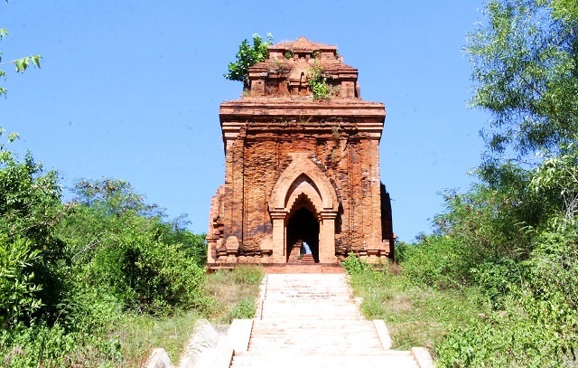 Unique thousand-year-old Cham towers cluster in Binh Dinh attracts visitors to check-in - 7