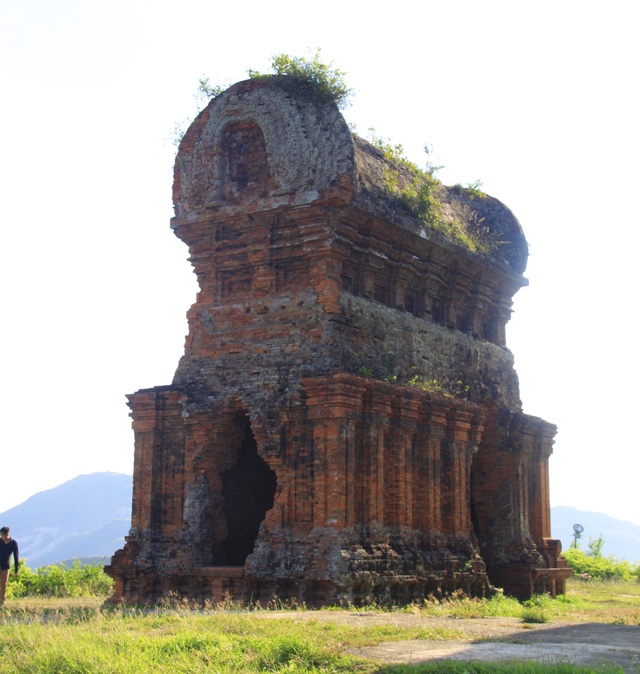 Unique thousand-year-old Cham towers cluster in Binh Dinh attracts visitors to check-in - 5