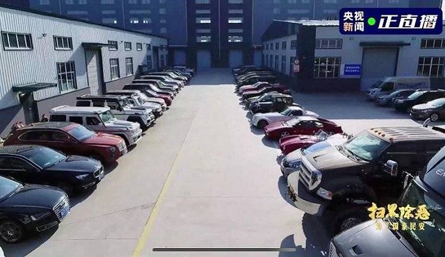 Quan tham Trung Quốc sở hữu trăm siêu xe gây bão mạng  - 1