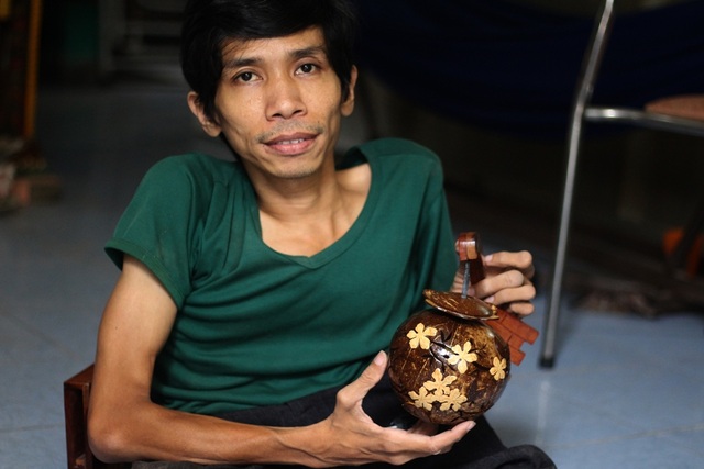 Disabled man and unique products from coconut shells - 5