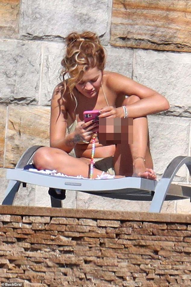 Mặc bikini hớ hênh, Rita Ora lộ hàng trên biển - 1 Mặc bikini hớ hênh, Rita Ora lộ hàng trên biển - 1