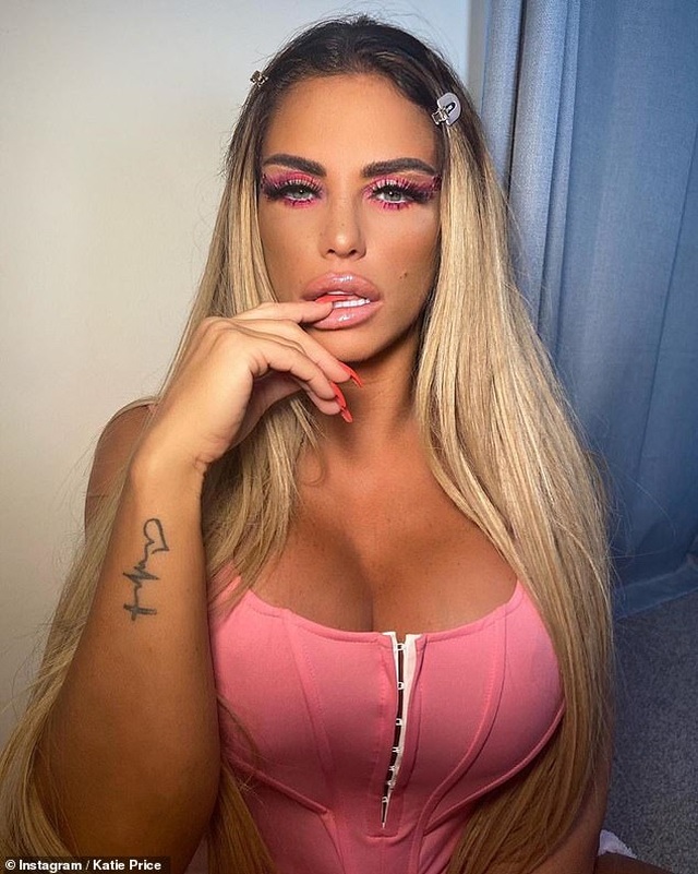 Người mẫu Katie Price thừa nhận 12 lần tu sửa vòng một - 5 Người mẫu Katie Price thừa nhận 12 lần tu sửa vòng một - 5