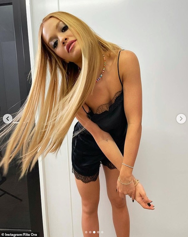 Mặc bikini hớ hênh, Rita Ora lộ hàng trên biển - 8 Mặc bikini hớ hênh, Rita Ora lộ hàng trên biển - 8
