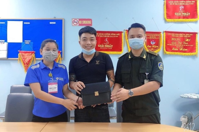 Nhân viên vệ sinh sân bay trả lại 83 triệu đồng cho hành khách đãng trí - 1