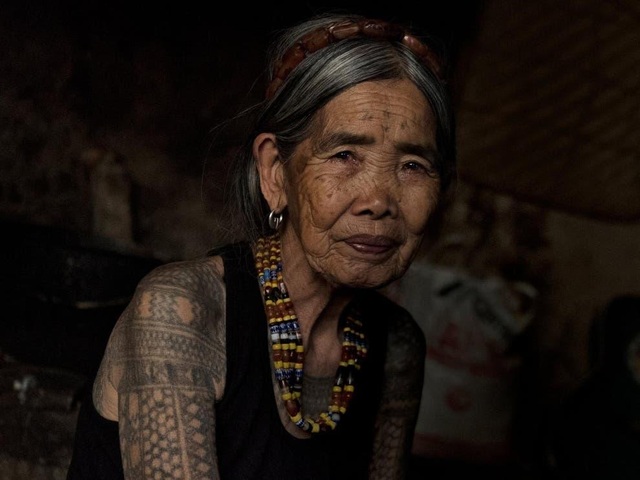 Cụ bà xăm hình thủ công già nhất thế giới ở Philippines - 4 Cụ bà xăm hình thủ công già nhất thế giới ở Philippines - 4