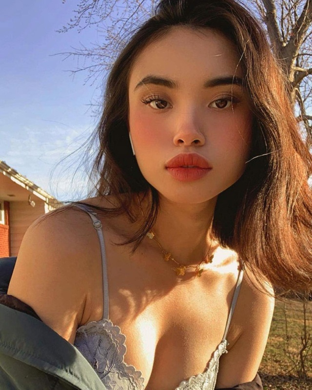 Dung nhan nóng bỏng của cô gái chuyên quay vlog trong ô tô - 5 Dung nhan nóng bỏng của cô gái chuyên quay vlog trong ô tô - 5