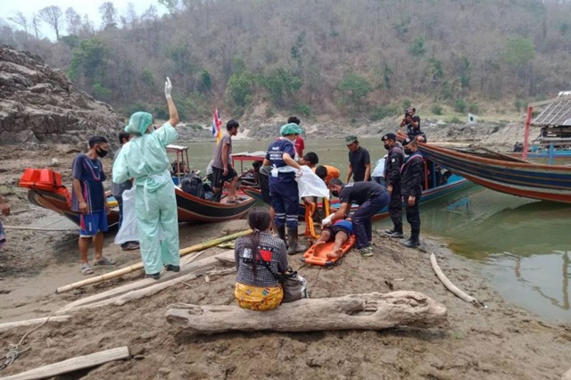 Thảm kịch người tị nạn chạy khỏi Myanmar: 8 bao gạo cho hơn 2.000 người - 1 Thảm kịch người tị nạn chạy khỏi Myanmar: 8 bao gạo cho hơn 2.000 người - 1