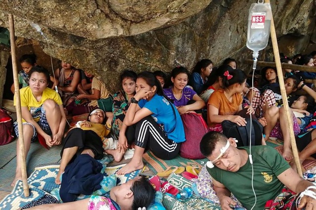 Thảm kịch người tị nạn chạy khỏi Myanmar: 8 bao gạo cho hơn 2.000 người - 2 Thảm kịch người tị nạn chạy khỏi Myanmar: 8 bao gạo cho hơn 2.000 người - 2