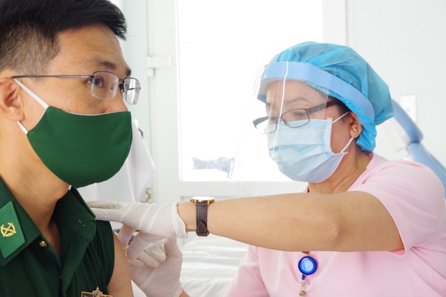 Tiêm vắc xin Covid-19 bảo vệ lực lượng biên phòng Tây Nam - 2 Tiêm vắc xin Covid-19 bảo vệ lực lượng biên phòng Tây Nam - 2
