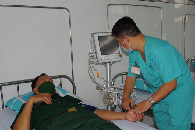 Tiêm vắc xin Covid-19 bảo vệ lực lượng biên phòng Tây Nam - 4 Tiêm vắc xin Covid-19 bảo vệ lực lượng biên phòng Tây Nam - 4