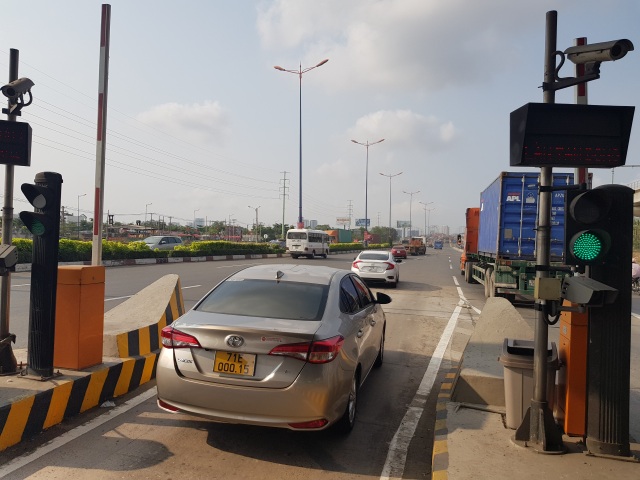 Xả trạm liên tục, giao thông vẫn tắc cứng tại trạm BOT xa lộ Hà Nội - 6 Xả trạm liên tục, giao thông vẫn tắc cứng tại trạm BOT xa lộ Hà Nội - 6