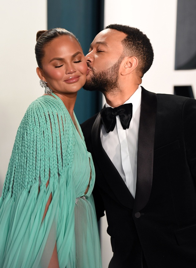 Siêu mẫu áo tắm Chrissy Teigen tiết lộ không thể mang thai lần nữa - 7 Siêu mẫu áo tắm Chrissy Teigen tiết lộ không thể mang thai lần nữa - 7