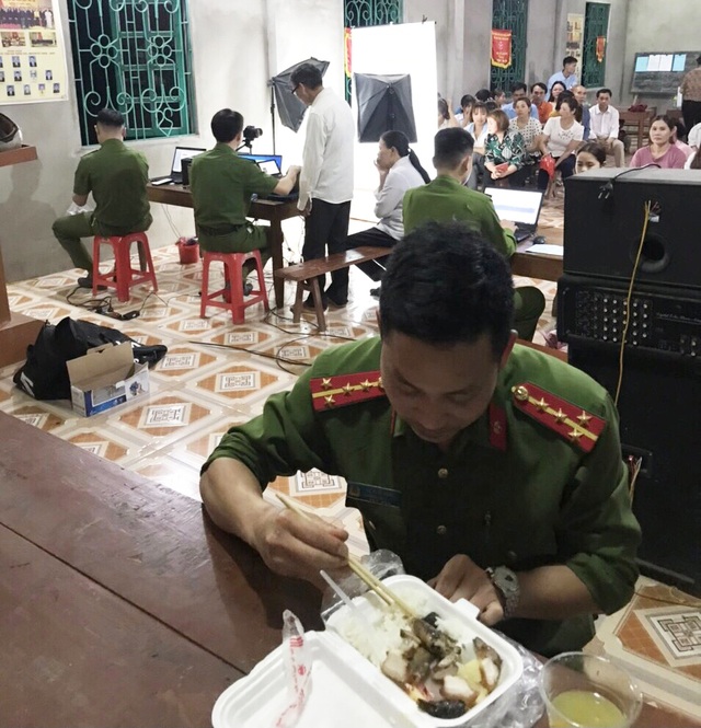 Lần lấy dấu vân tay cho người dân nhớ đời của đại úy công an - 10 Lần lấy dấu vân tay cho người dân nhớ đời của đại úy công an - 10