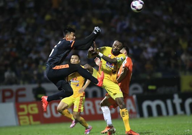 Hình ảnh cầu thủ V-League đá xấu tiếp tục lên báo nước ngoài - 1