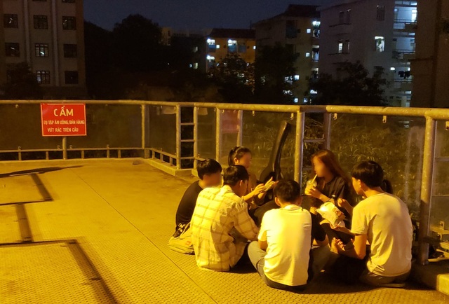 Bất chấp biển cấm, giới trẻ biến cầu vượt bộ hành thành điểm giải trí - 4 Bất chấp biển cấm, giới trẻ biến cầu vượt bộ hành thành điểm giải trí - 4