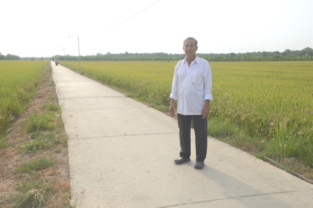 Lão nông tự nguyện hiến cả ngàn mét vuông đất để xã làm đường - 1