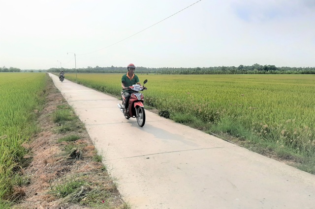 Lão nông tự nguyện hiến cả ngàn mét vuông đất để xã làm đường - 2 Lão nông tự nguyện hiến cả ngàn mét vuông đất để xã làm đường - 2