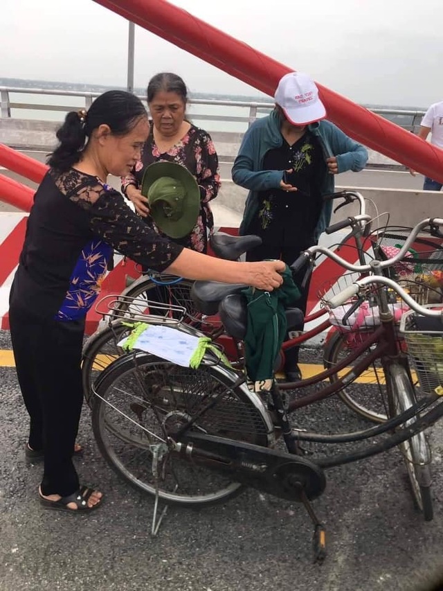 3 cụ bà phượt 60km bằng xe đạp để ngắm cây cầu dài nhất Bắc Trung Bộ - 2